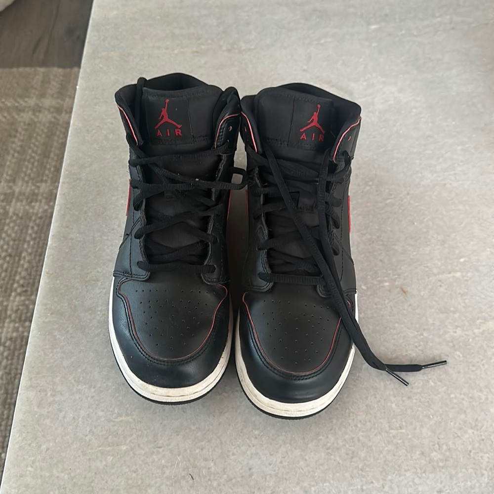 Jordan 1 Retro Mid black Gym Red Sneaker